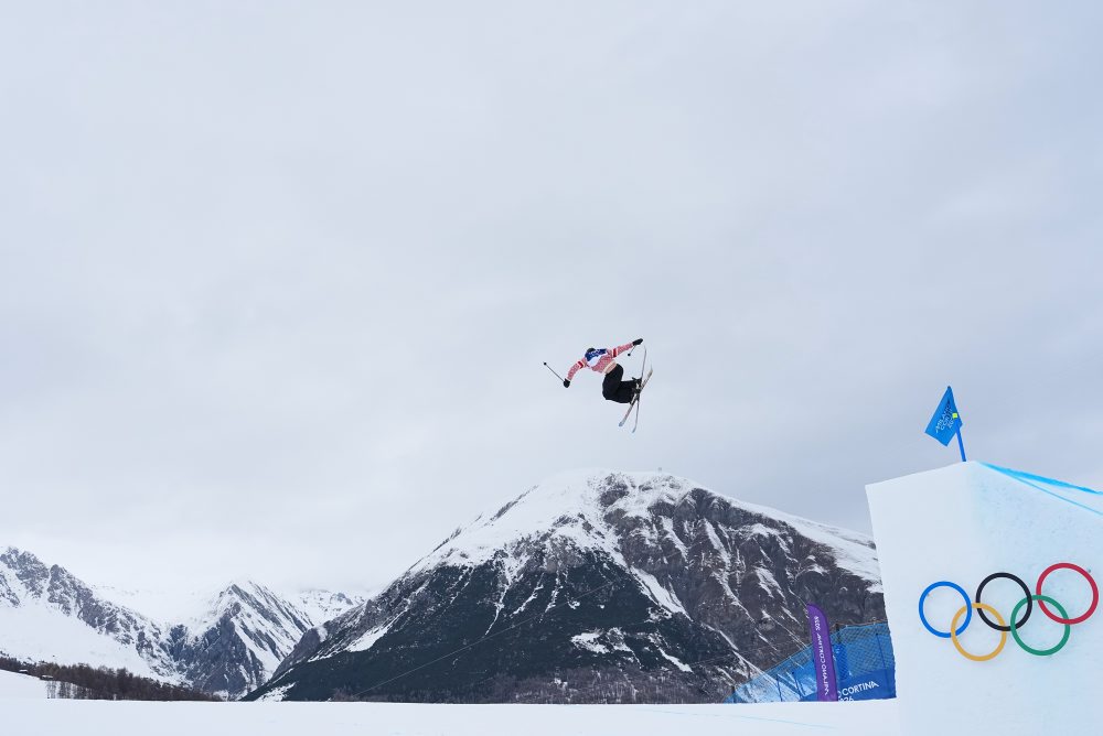 Finále akrobatických lyžiarov v disciplíne slopestyle 