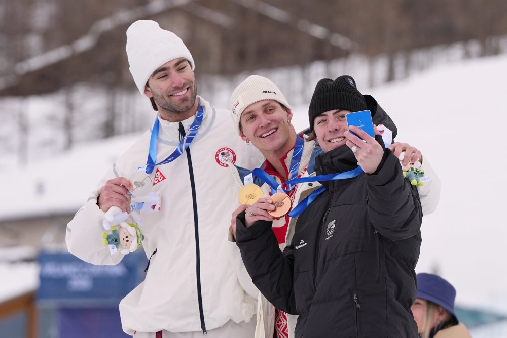 Finále akrobatických lyžiarov v disciplíne slopestyle 
