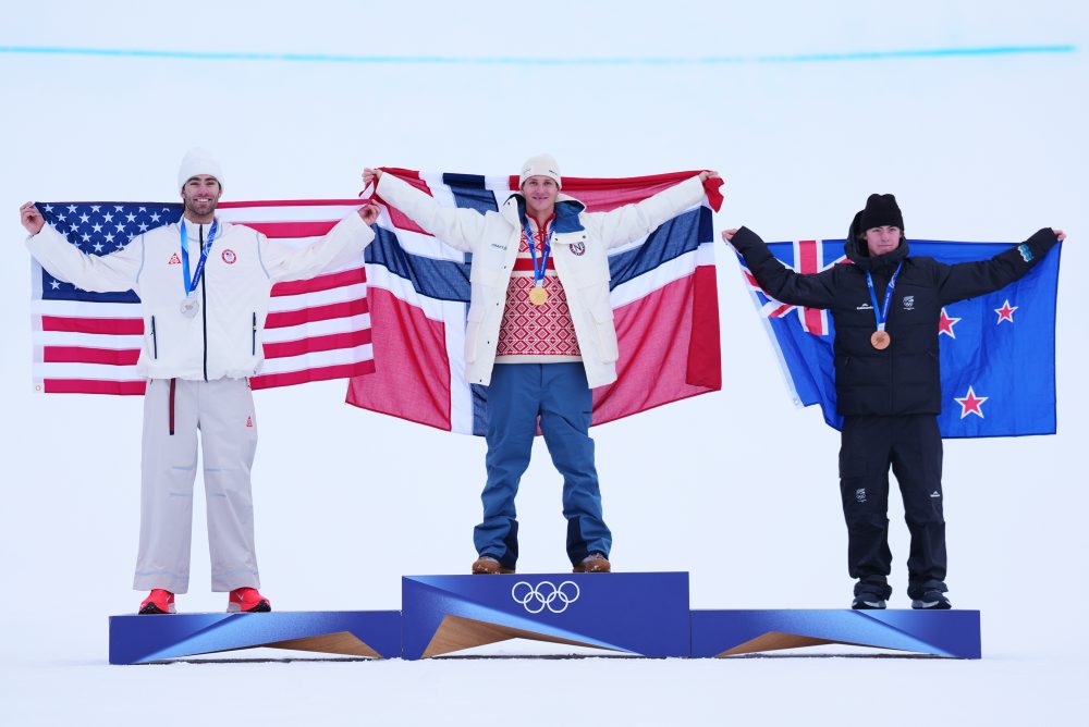 Finále akrobatických lyžiarov v disciplíne slopestyle 