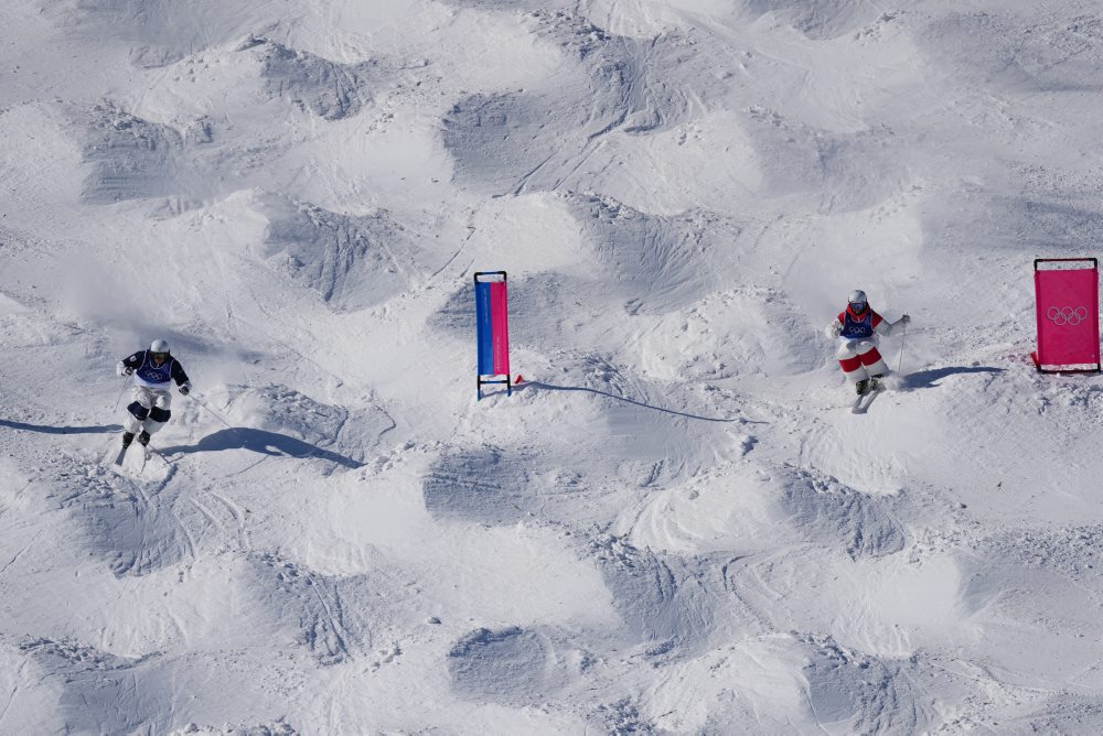 Kanaďan Mikael Kingsbury získal zlato, keď triumfoval v dual mogulse v akrobatickom lyžovaní 