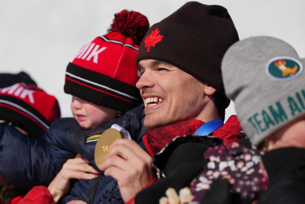 Kanaďan Mikael Kingsbury získal zlato, keď triumfoval v dual mogulse v akrobatickom lyžovaní 