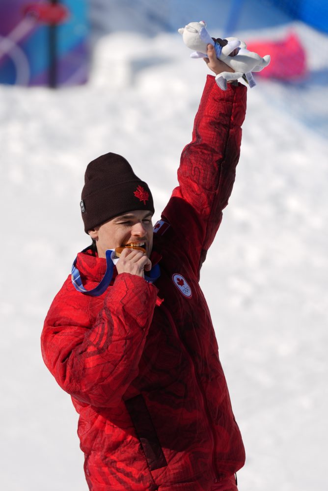 Kanaďan Mikael Kingsbury získal zlato, keď triumfoval v dual mogulse v akrobatickom lyžovaní 