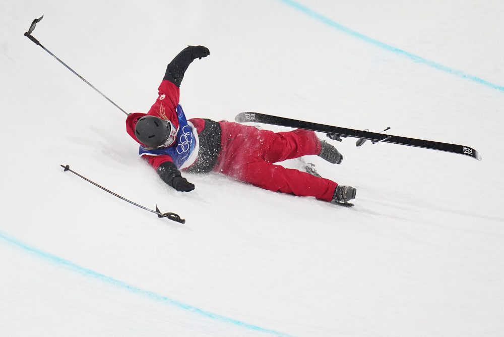 Kanaďanka Cassie Sharpeová počas kvalifikácie spadla, odniesli ju na nosidlách