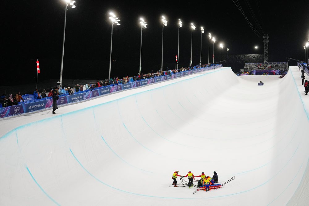 Kanaďanka Cassie Sharpeová počas kvalifikácie spadla, odniesli ju na nosidlách