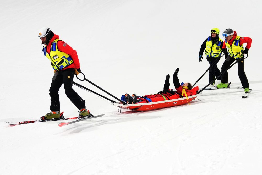 Kanaďanka Cassie Sharpeová počas kvalifikácie spadla, odniesli ju na nosidlách