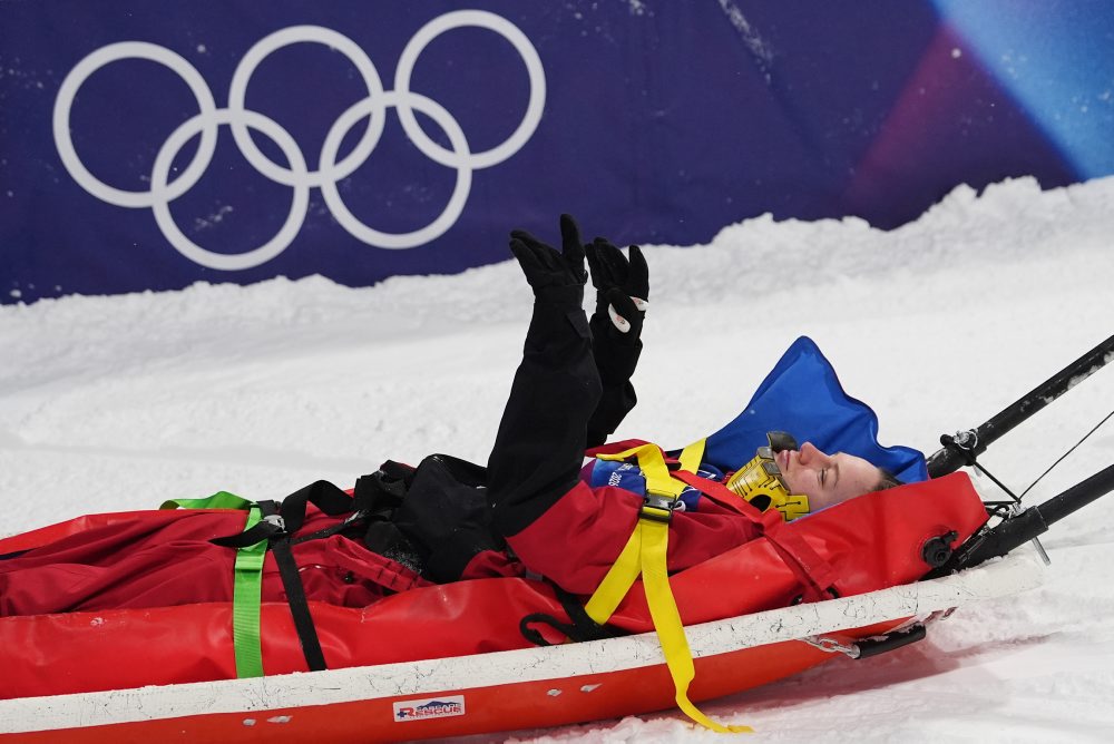 Kanaďanka Cassie Sharpeová počas kvalifikácie spadla, odniesli ju na nosidlách