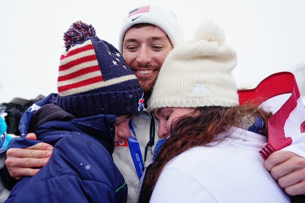 Finále v akrobatických skokoch miešaných tímov na ZOH26 v Taliansku