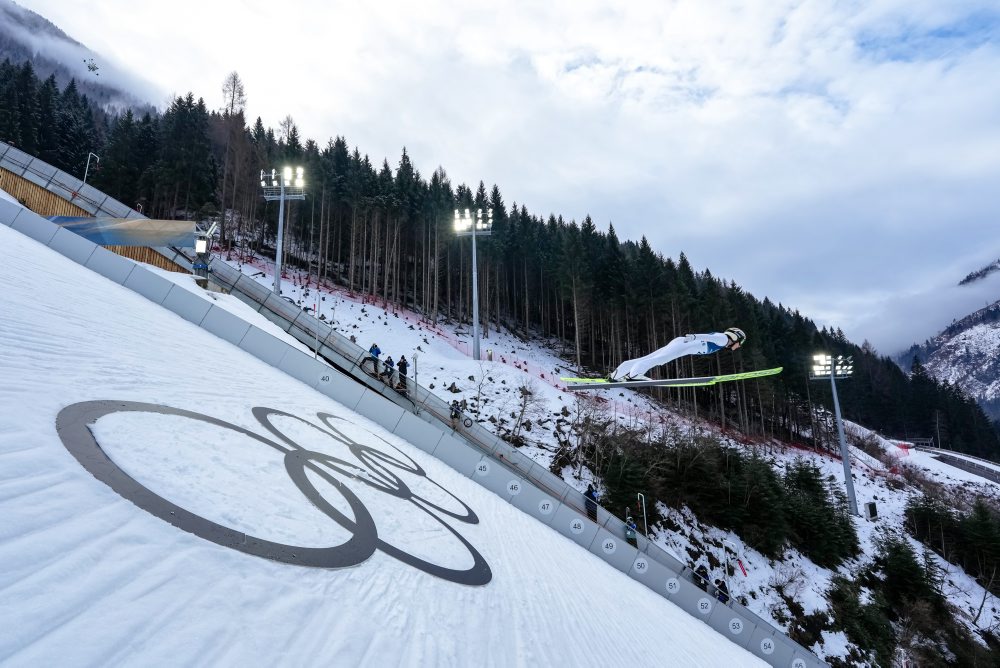 Estónec Kristjan Ilves na čele po skokoch na strednom mostíku v severskej kombinácii 
