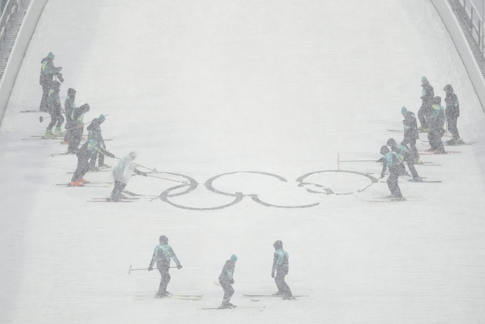 Husté sneženie pred tímovou súťažou v severskej kombinácii na ZOH26 v Predazze 