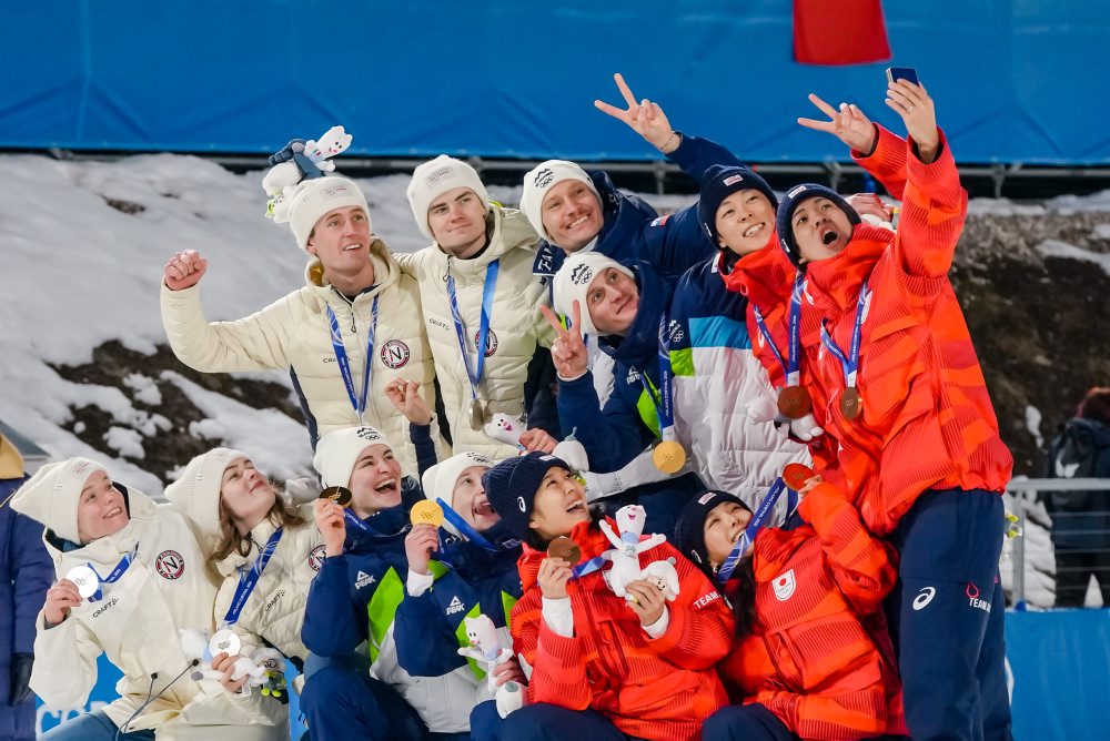 Súťaž miešaných tímov v skokoch na lyžiach 