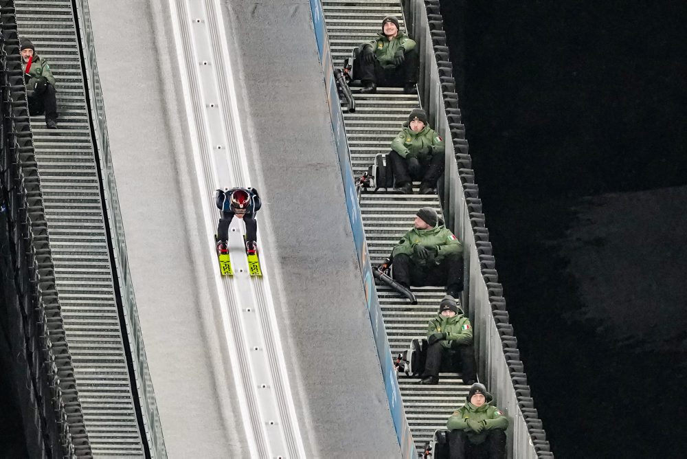 ZOH26 lyžovanie : Skoky mužov na veľkom mostíku