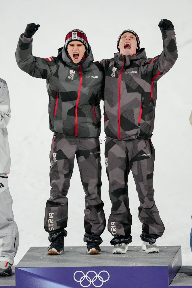 Rakúšania Hörl a Embacher získali zlato na veľkom mostíku v super tímoch 