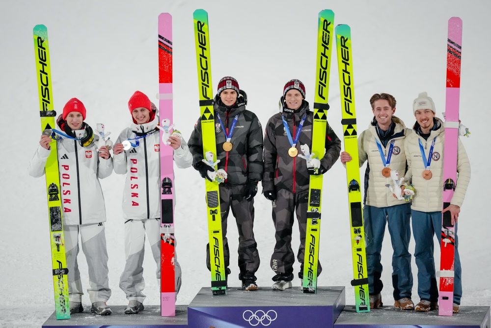 Rakúšania Hörl a Embacher získali zlato na veľkom mostíku v super tímoch 