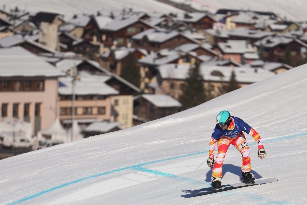 Nasadzovacie jazdy mužských snoubordistov v snoubordkrose na ZOH26