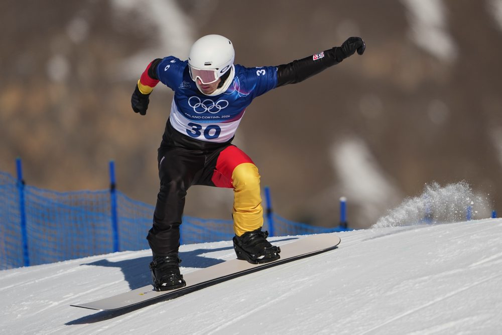 Nasadzovacie jazdy mužských snoubordistov v snoubordkrose na ZOH26
