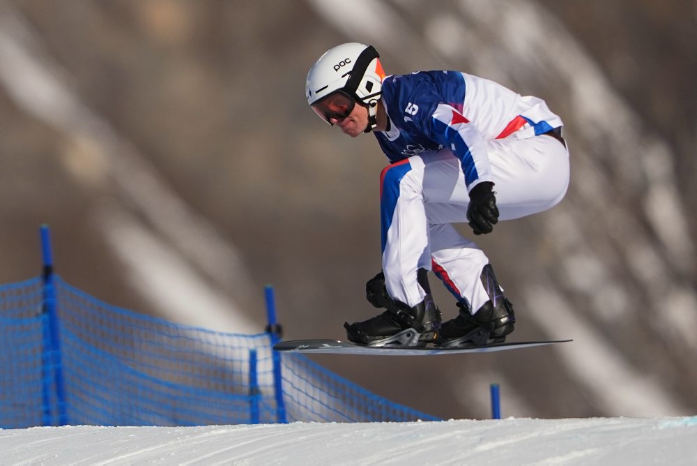 Nasadzovacie jazdy mužských snoubordistov v snoubordkrose na ZOH26