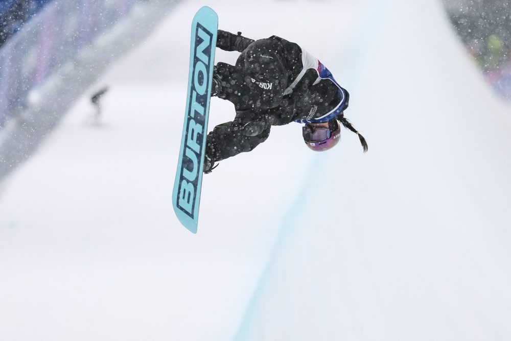 Finále snoubordistiek na U-rampe 