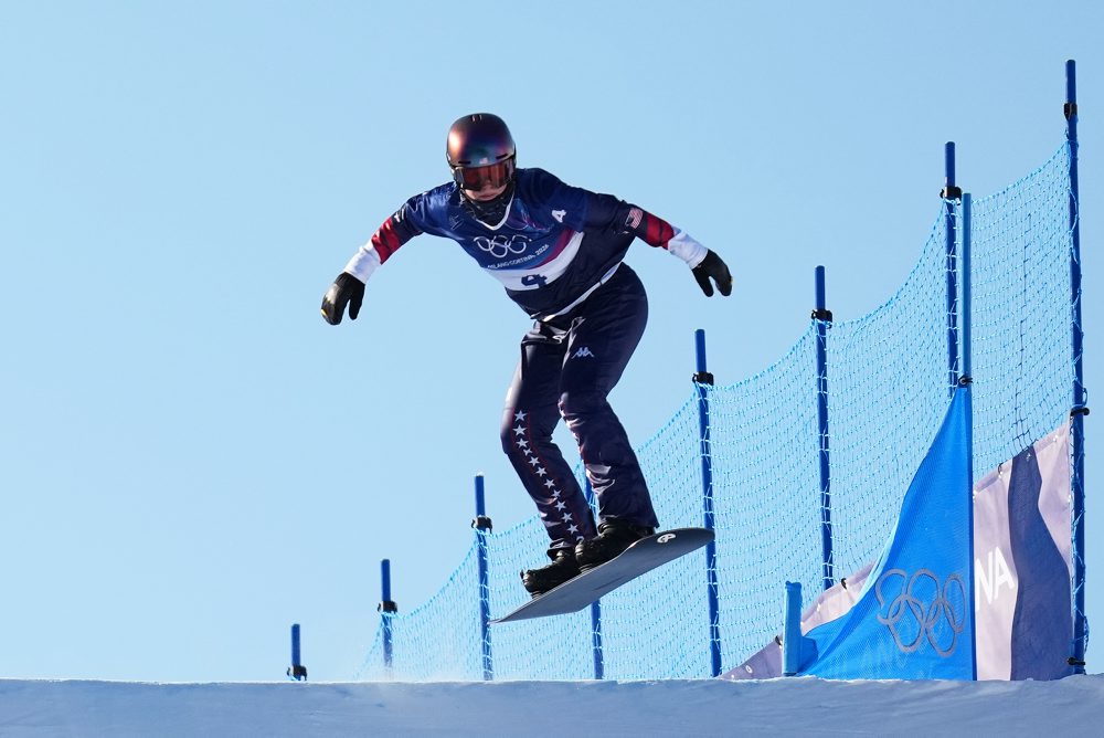 Nasadzovacie jazdy ženských snoubordistiek v snoubordkrose na ZOH26