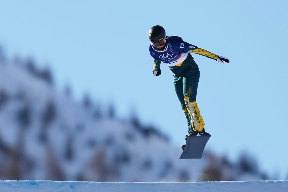 Nasadzovacie jazdy ženských snoubordistiek v snoubordkrose na ZOH26