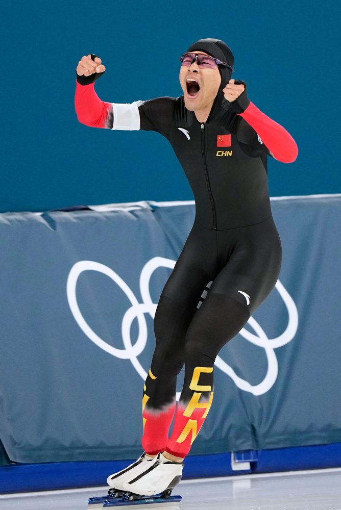 Čínsky rýchlokorčuliar Ning Čung-jen je zlatý na 1500 m, zdolal Stolza