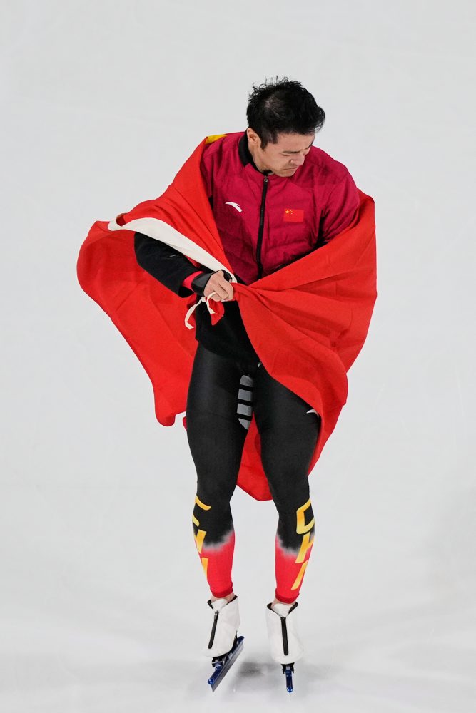 Čínsky rýchlokorčuliar Ning Čung-jen je zlatý na 1500 m, zdolal Stolza