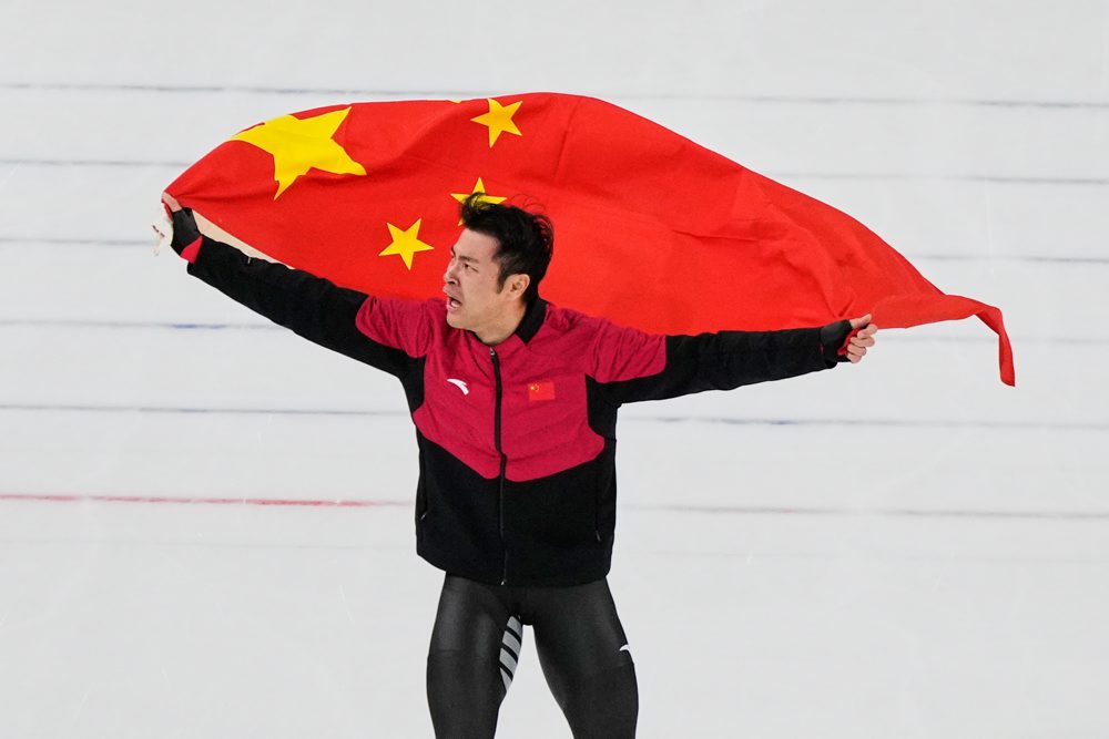 Čínsky rýchlokorčuliar Ning Čung-jen je zlatý na 1500 m, zdolal Stolza