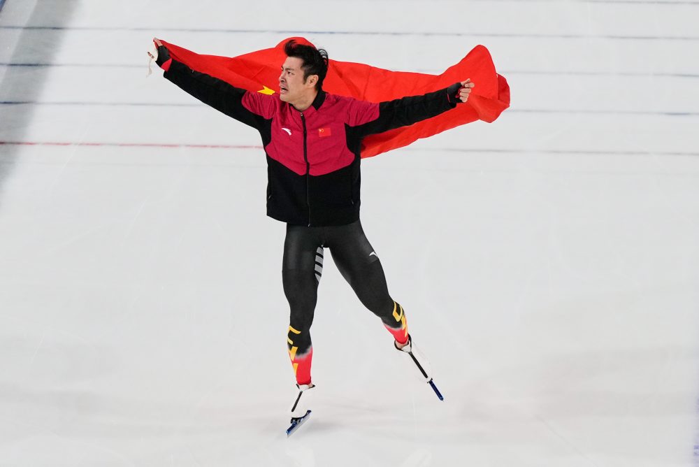 Čínsky rýchlokorčuliar Ning Čung-jen je zlatý na 1500 m, zdolal Stolza