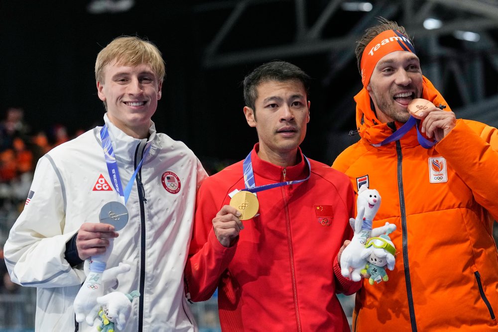 Čínsky rýchlokorčuliar Ning Čung-jen je zlatý na 1500 m, zdolal Stolza