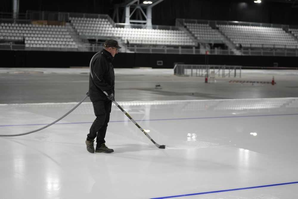 Príprava ľadu pre rýchlokorčuliarov na zimnom štadióne v Miláne