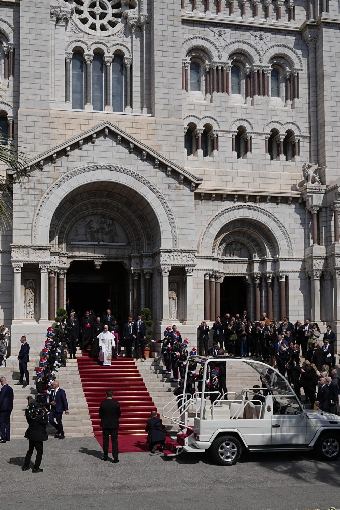 Pápež Lev XIV. pricestoval na návštevu Monaka