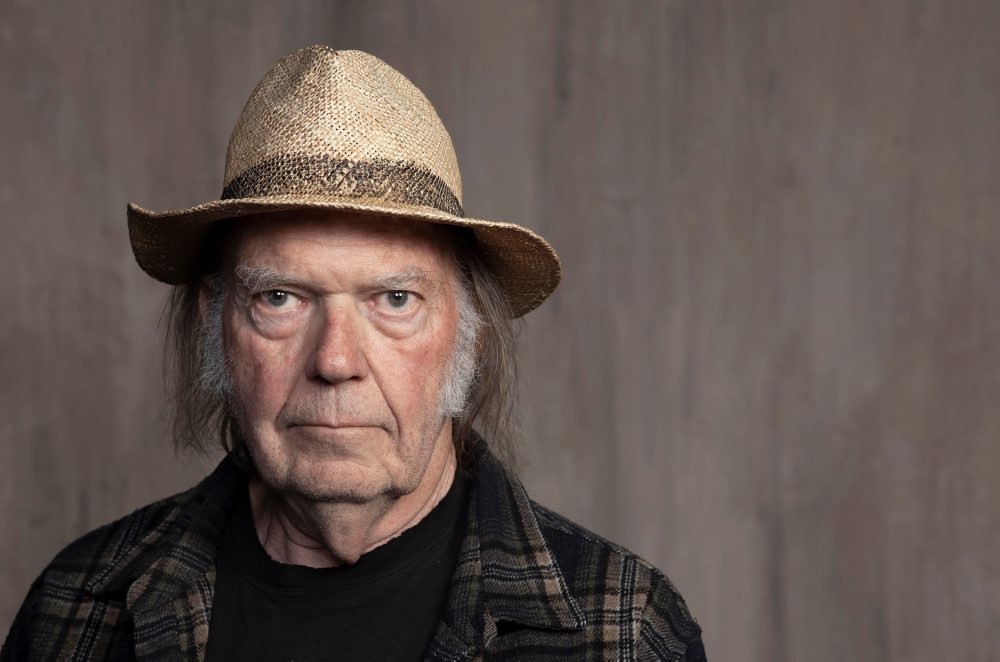 Neil Young obyvateľom Grónska daroval svoju hudbu na zmiernenie stresu z Trumpa