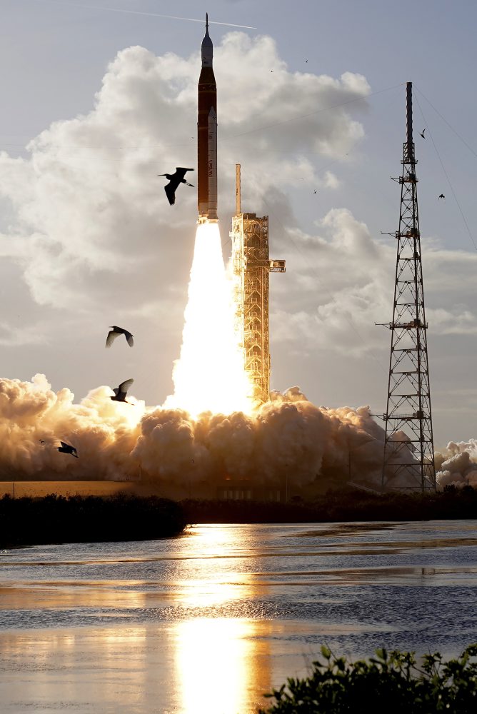 NASA úspešne odštartovala svoju misiu Artemis 2 s ľudskou posádkou k Mesiacu