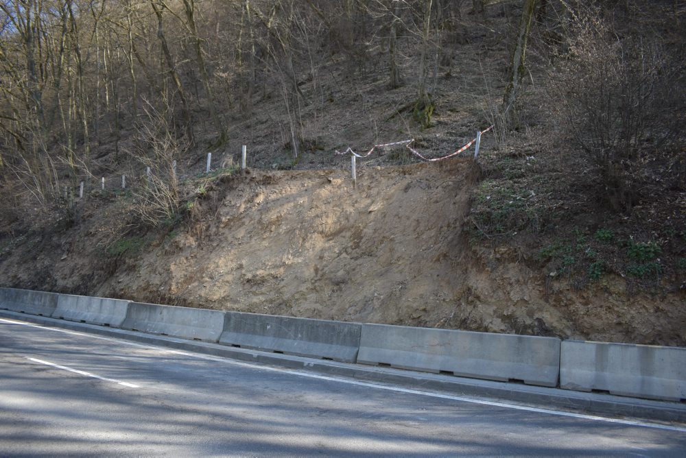 Nová Baňa: Pre zosuv svahu na cestu tretej triedy vyhlásili mimoriadnu situáciu