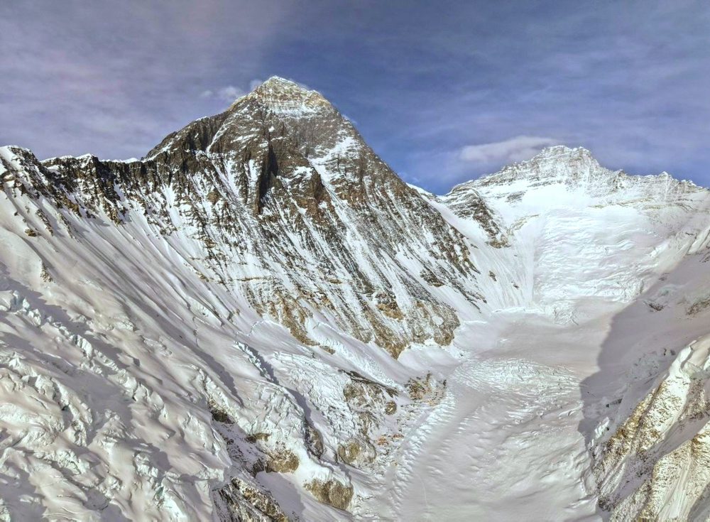 Nepál: Vrchol Mount Everestu zdolalo 274 ľudí, rekordný počet za jediný deň