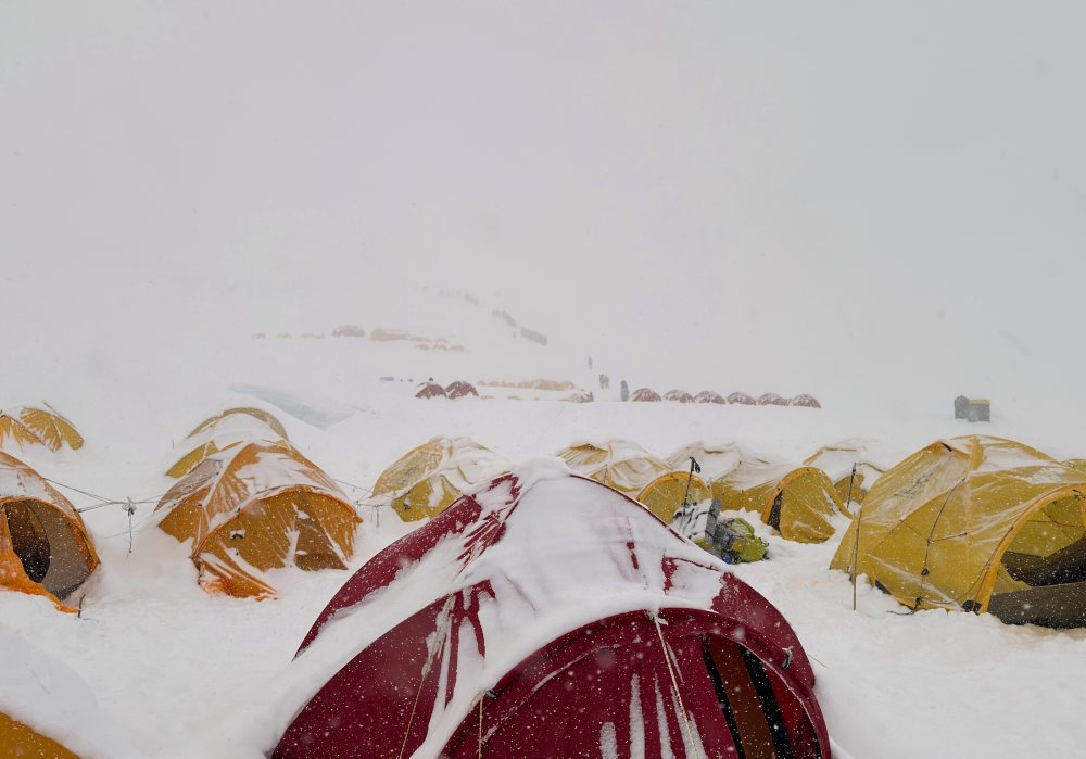 Nepál: Vrchol Mount Everestu zdolalo 274 ľudí, rekordný počet za jediný deň