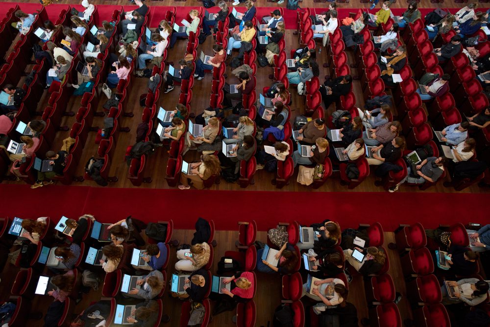Študenti v koncertnej sieni v Amsterdame sa učia za doprovodu klasickej hudby 