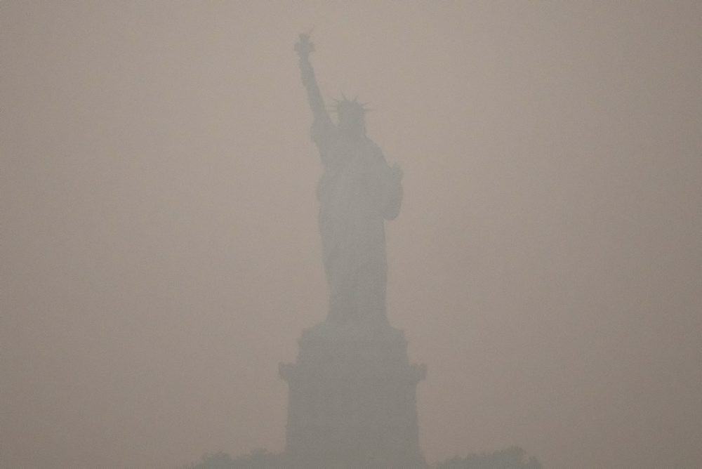 New York zahalil dym z lesných požiarov