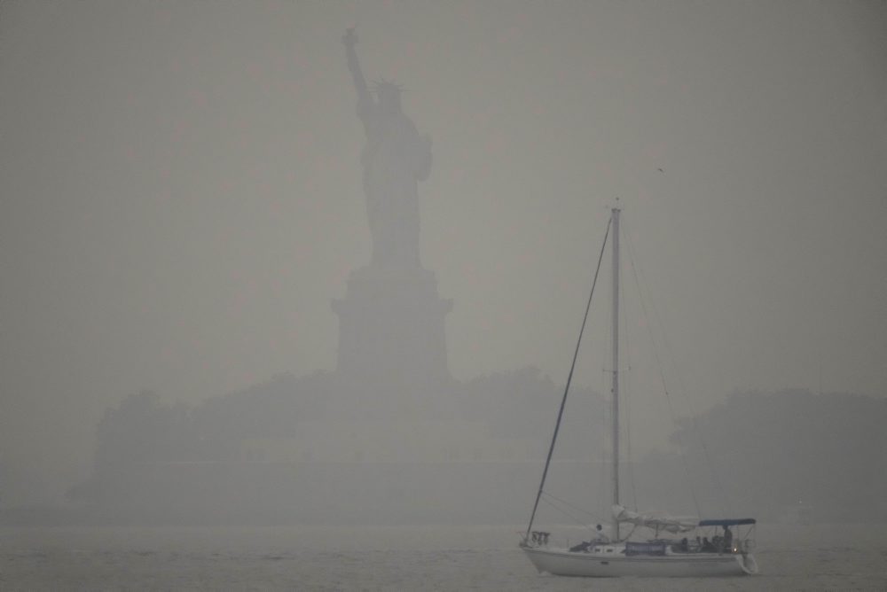 New York zahalil dym z lesných požiarov