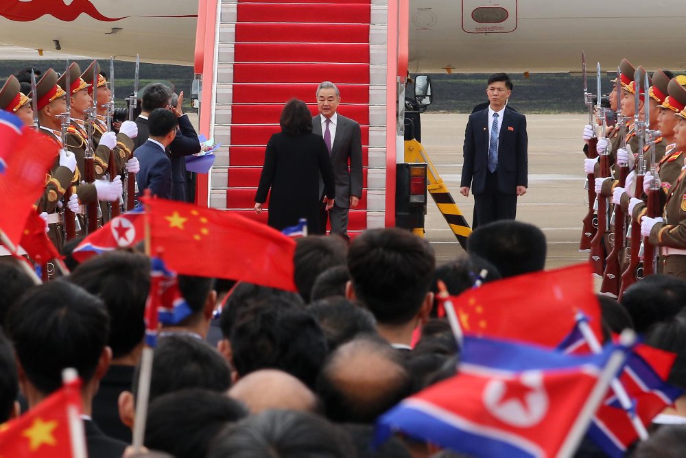 Šéf čínskej diplomacie Wang I pricestoval na dvojdňovú návštevu Severnej Kórey