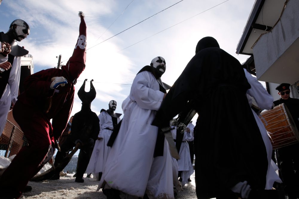 Karnevalový sprievod v Severnom Macedónsku  