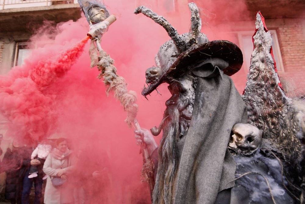 Karnevalový sprievod v Severnom Macedónsku  