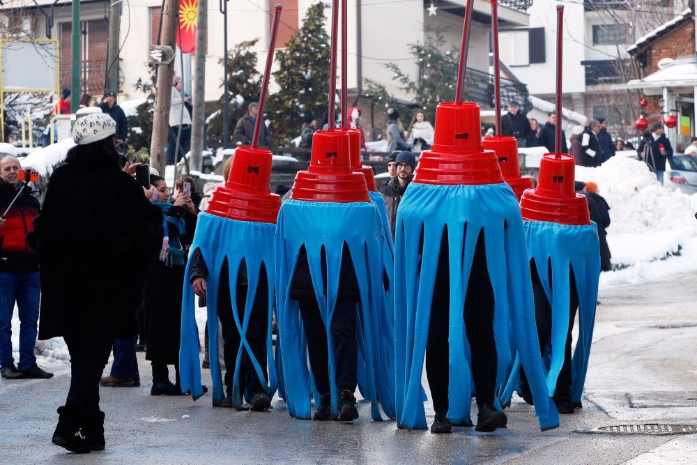 Karnevalový sprievod v Severnom Macedónsku  