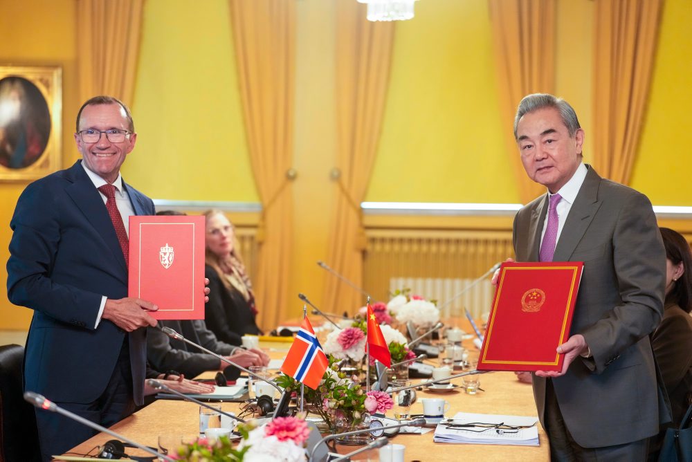 Šéf čínskej diplomacie Wang I pricestoval na návštevu Nórska