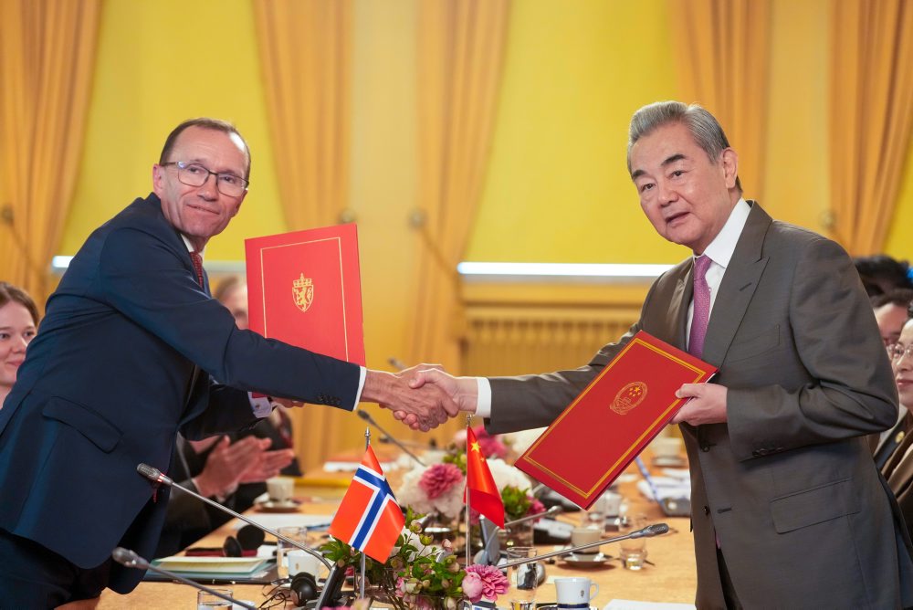 Šéf čínskej diplomacie Wang I pricestoval na návštevu Nórska