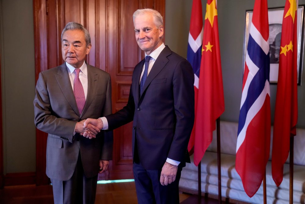 Šéf čínskej diplomacie Wang I pricestoval na návštevu Nórska