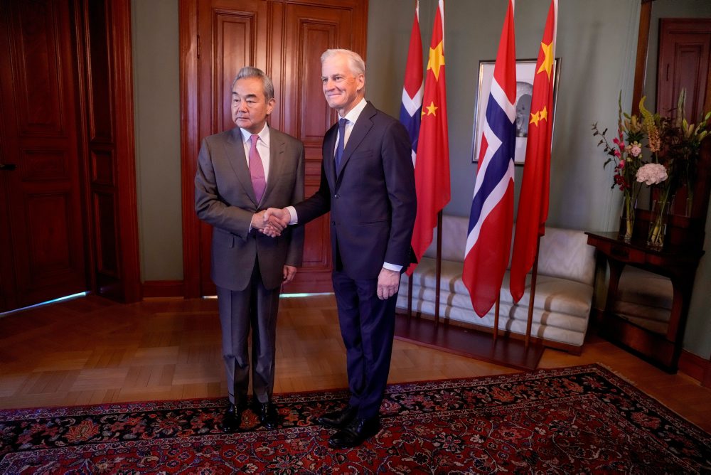 Šéf čínskej diplomacie Wang I pricestoval na návštevu Nórska