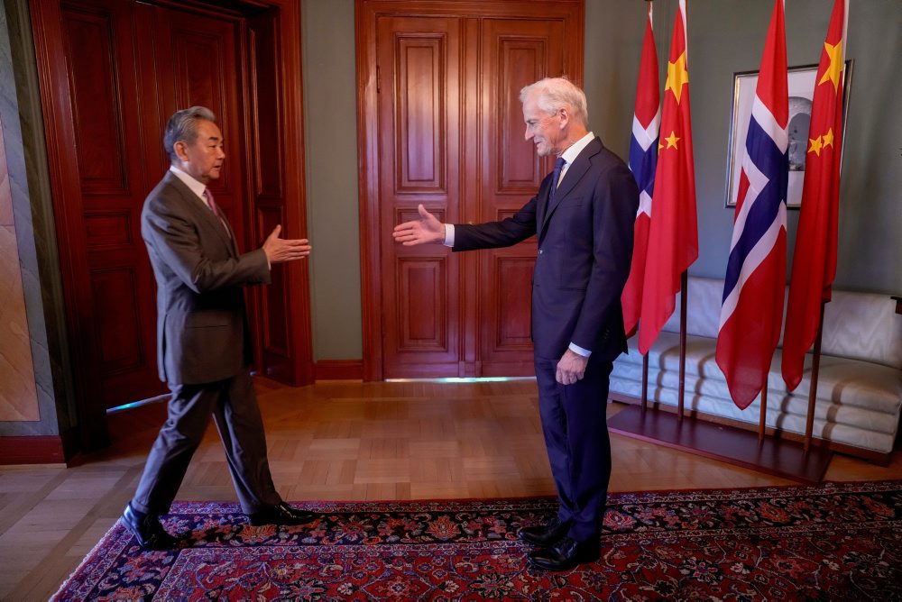 Šéf čínskej diplomacie Wang I pricestoval na návštevu Nórska