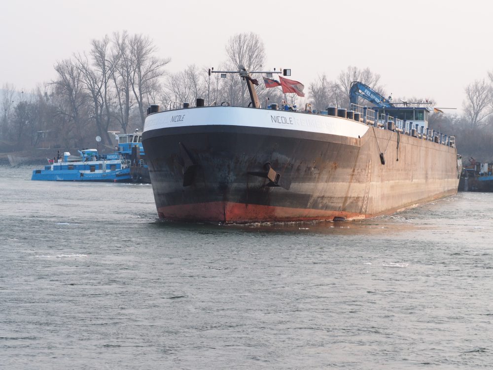 Skrížená loď a nákladný čln na Dunaji 