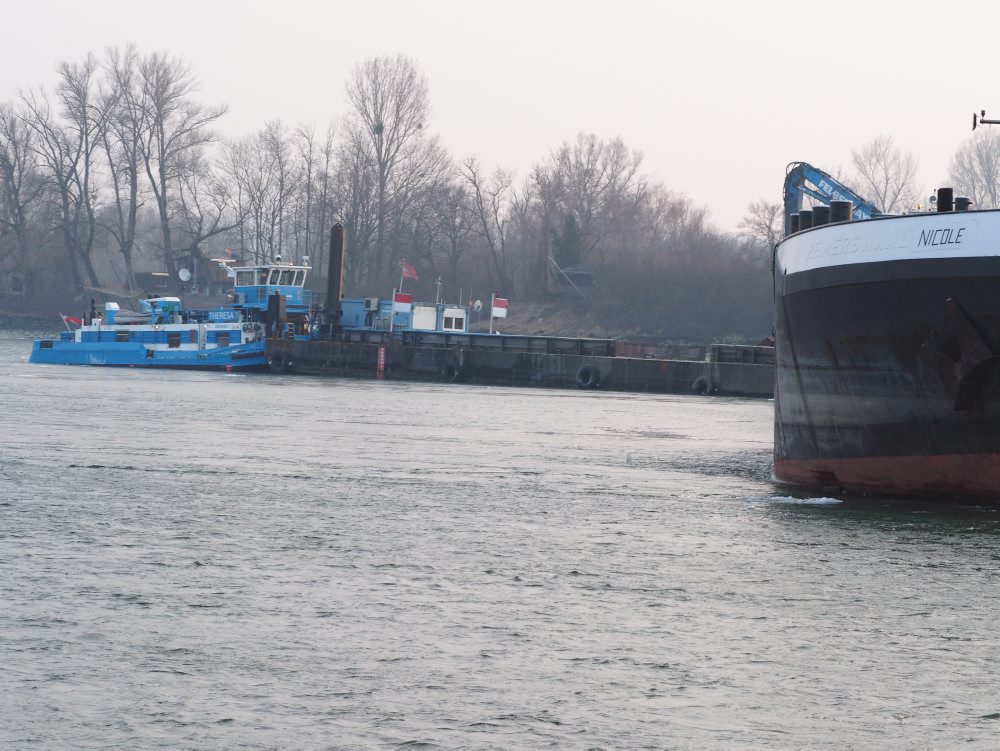 Skrížená loď a nákladný čln na Dunaji 