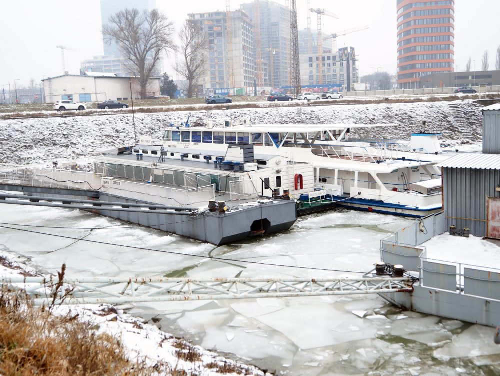Zamrznutý Zimný prístav v Bratislave 